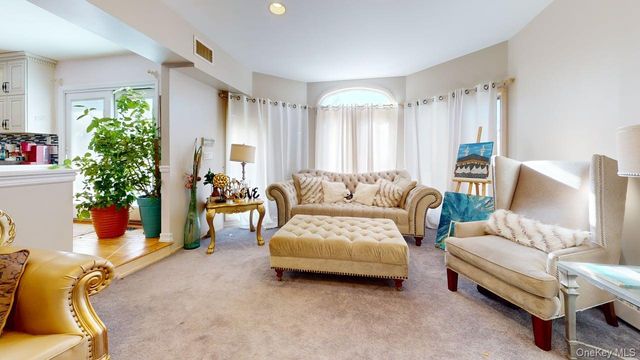 16 Wildwood Lane, Smithtown, NY 11787