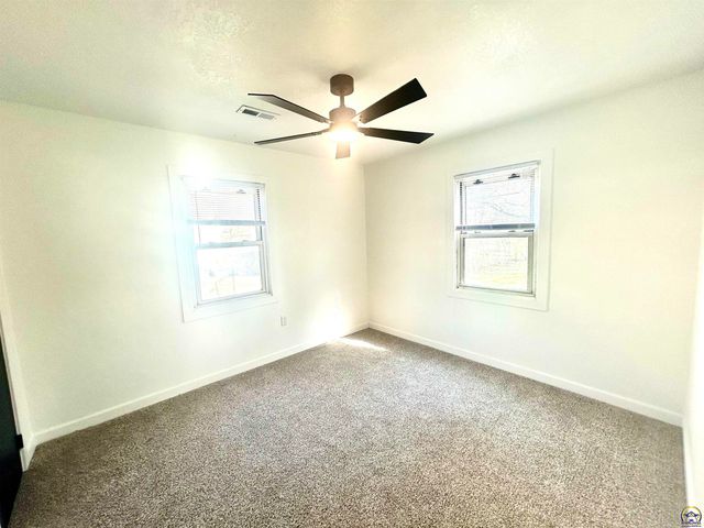 459 SE 33rd TER, Topeka, KS 66605