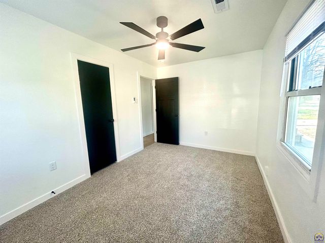 459 SE 33rd TER, Topeka, KS 66605
