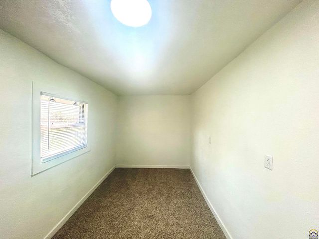 459 SE 33rd TER, Topeka, KS 66605