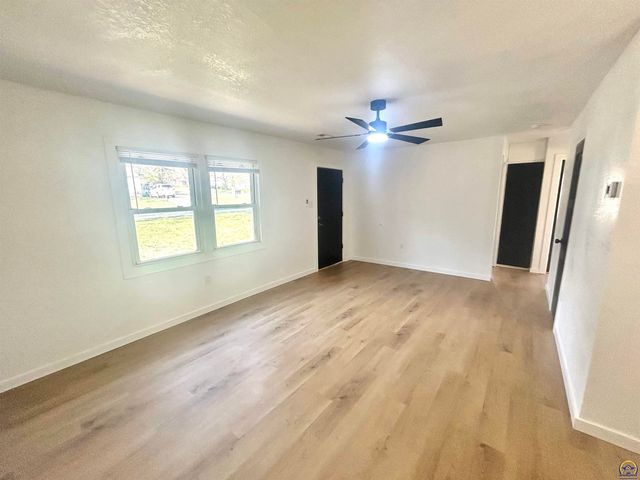 459 SE 33rd TER, Topeka, KS 66605