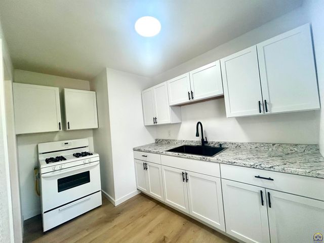 459 SE 33rd TER, Topeka, KS 66605