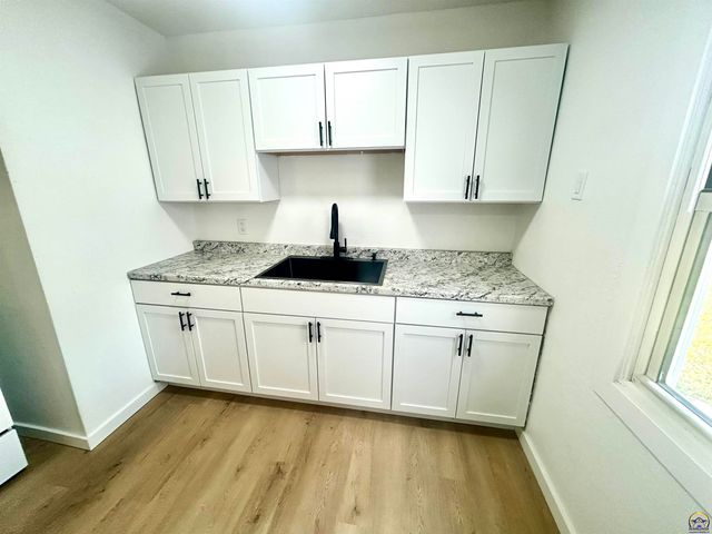 459 SE 33rd TER, Topeka, KS 66605