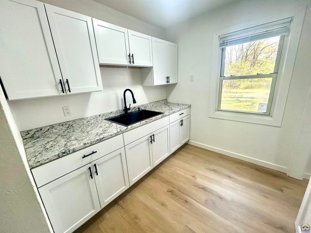 459 SE 33rd TER, Topeka, KS 66605