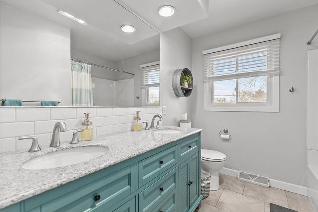 533 N CANTERBURY DRIVE, Appleton, WI 54915