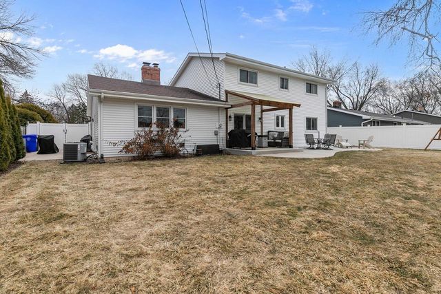 533 N CANTERBURY DRIVE, Appleton, WI 54915