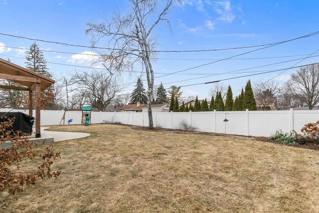 533 N CANTERBURY DRIVE, Appleton, WI 54915