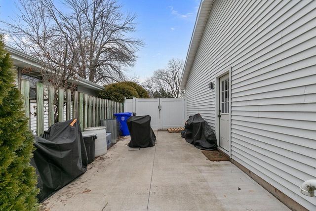 533 N CANTERBURY DRIVE, Appleton, WI 54915