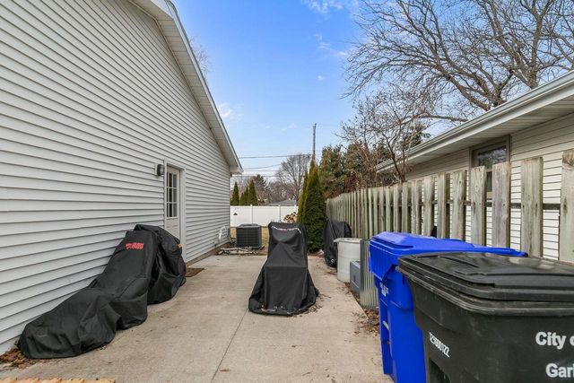 533 N CANTERBURY DRIVE, Appleton, WI 54915