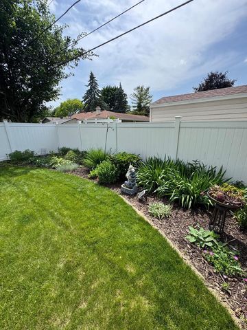 533 N CANTERBURY DRIVE, Appleton, WI 54915