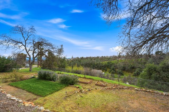 2415 Marion Court, Redding, CA 96001