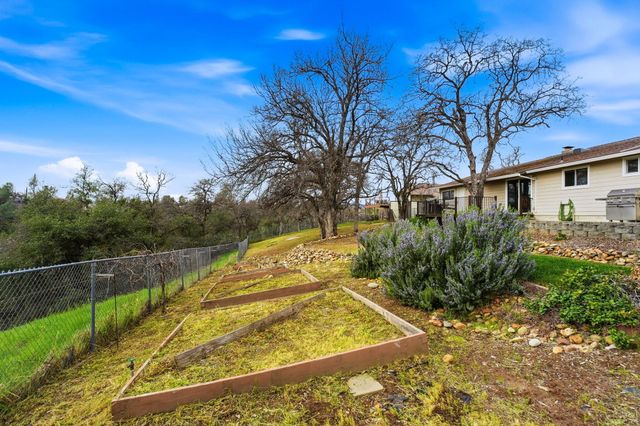 2415 Marion Court, Redding, CA 96001