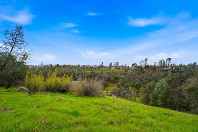 2415 Marion Court, Redding, CA 96001