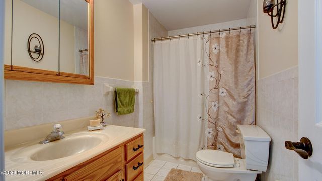 16 Whitman Court, Freehold, NJ 07728