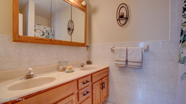 16 Whitman Court, Freehold, NJ 07728