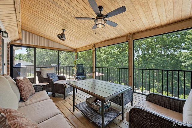 12547 Glencroft Drive, St Louis, MO 63128