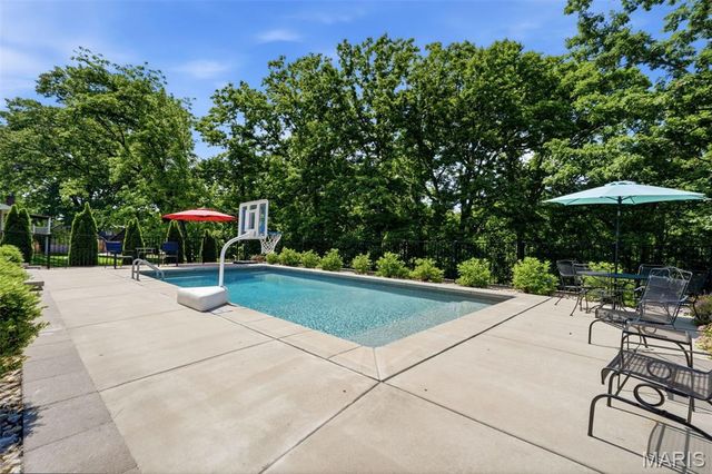 12547 Glencroft Drive, St Louis, MO 63128