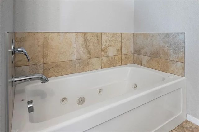 805 NW 70th Avenue, Bentonville, AR 72713