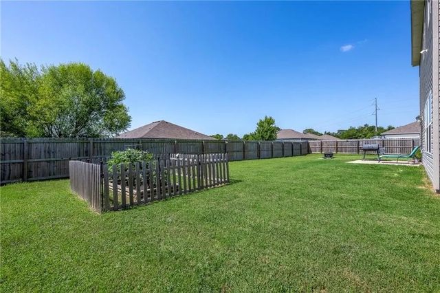 805 NW 70th Avenue, Bentonville, AR 72713