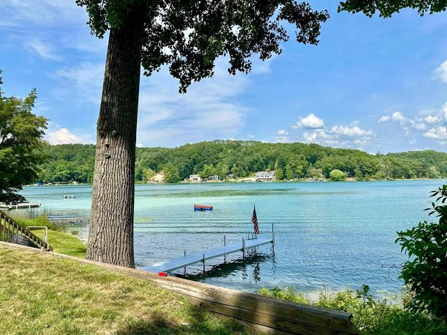 5217 S Centerline Road, Brooks Twp, MI 49337