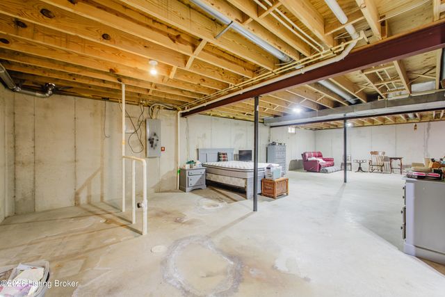 7120 Brett Frazier Dr, Louisville, KY 40291
