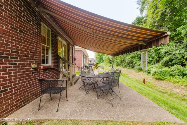 7120 Brett Frazier Dr, Louisville, KY 40291