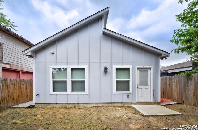 1303 Lombrano St, San Antonio, TX 78207