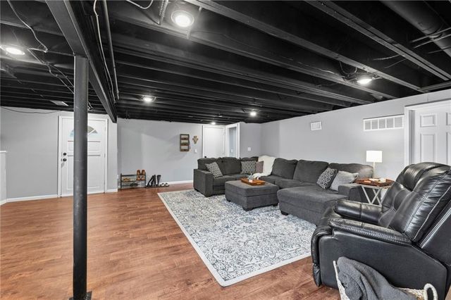 10014 Rosehill Road, Lenexa, KS 66215