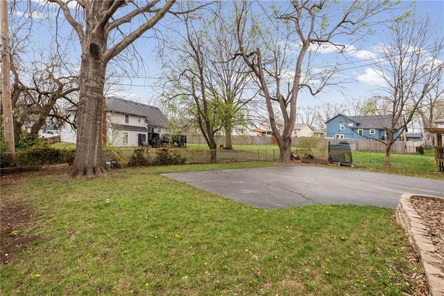 10014 Rosehill Road, Lenexa, KS 66215