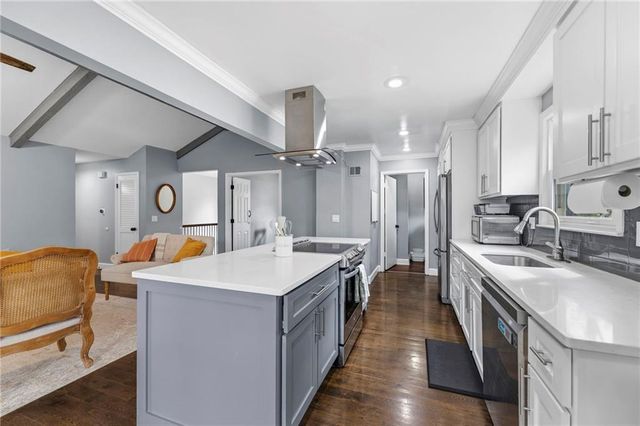 10014 Rosehill Road, Lenexa, KS 66215