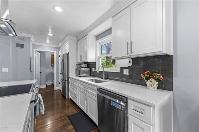 10014 Rosehill Road, Lenexa, KS 66215