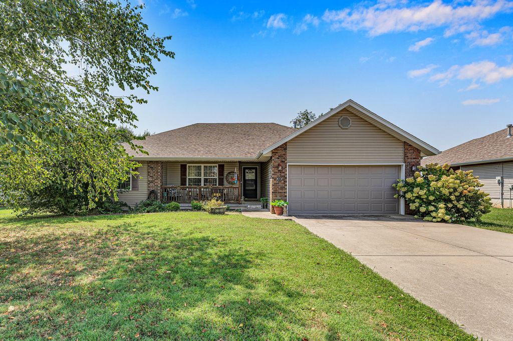 512 Rice Street, Clever, MO 65631