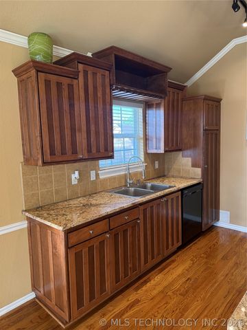 5202 Redbud Drive, Sand Springs, OK 74063
