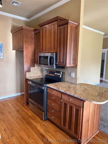 5202 Redbud Drive, Sand Springs, OK 74063