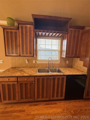 5202 Redbud Drive, Sand Springs, OK 74063