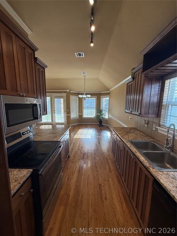 5202 Redbud Drive, Sand Springs, OK 74063