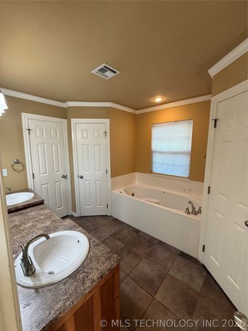 5202 Redbud Drive, Sand Springs, OK 74063
