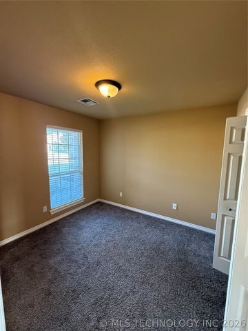 5202 Redbud Drive, Sand Springs, OK 74063