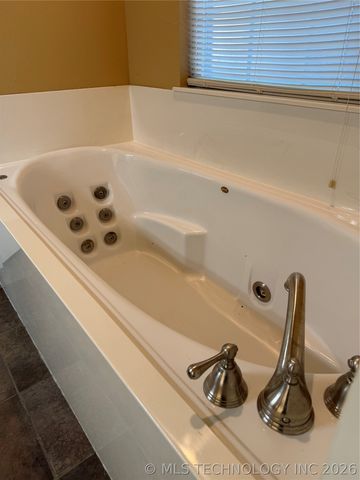 5202 Redbud Drive, Sand Springs, OK 74063