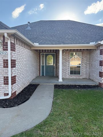 5202 Redbud Drive, Sand Springs, OK 74063