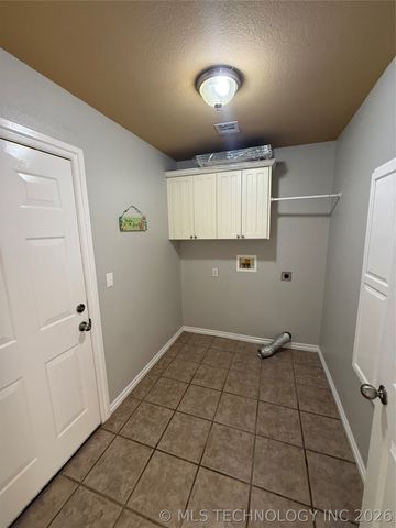 5202 Redbud Drive, Sand Springs, OK 74063