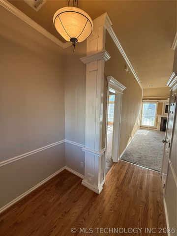5202 Redbud Drive, Sand Springs, OK 74063