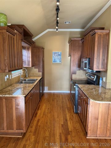 5202 Redbud Drive, Sand Springs, OK 74063