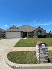 5202 Redbud Drive, Sand Springs, OK 74063