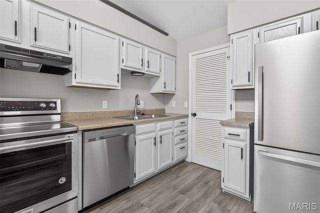 1034 Windstream Drive 14, St Peters, MO 63376