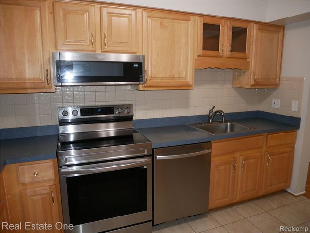 5082 Buckingham, Troy, MI 48098