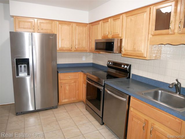 5082 Buckingham, Troy, MI 48098