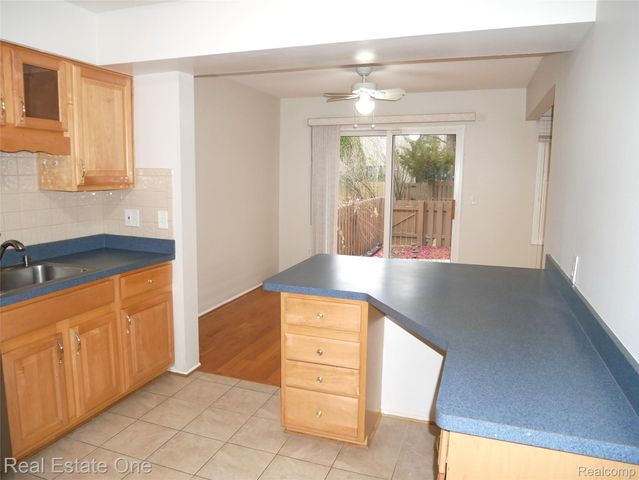 5082 Buckingham, Troy, MI 48098