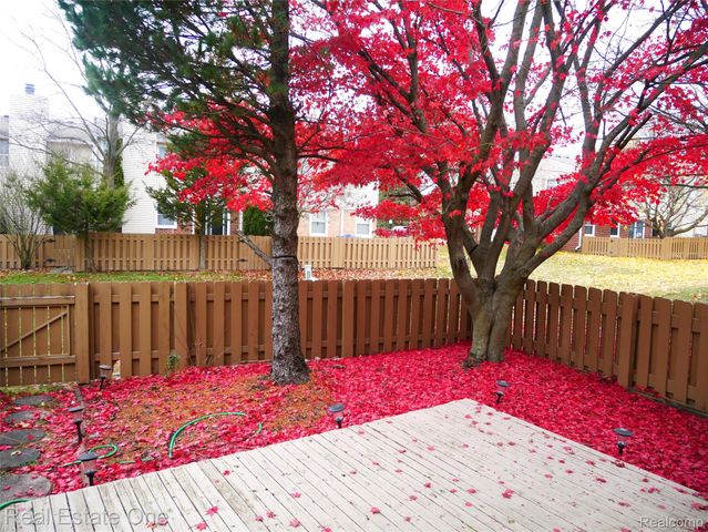 5082 Buckingham, Troy, MI 48098