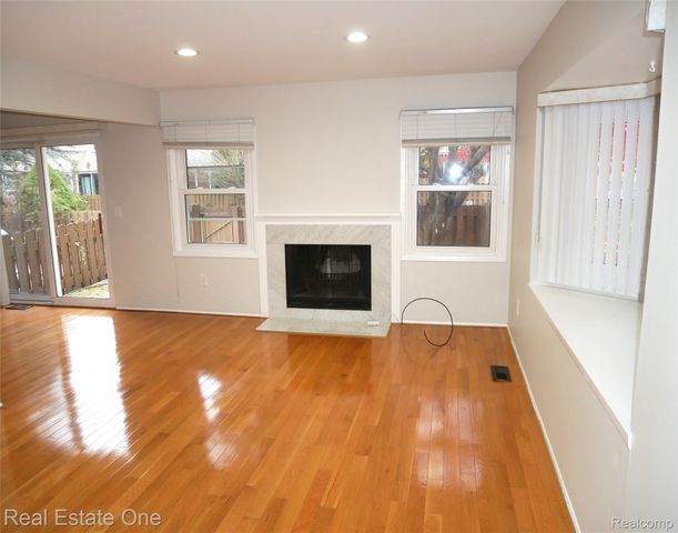 5082 Buckingham, Troy, MI 48098